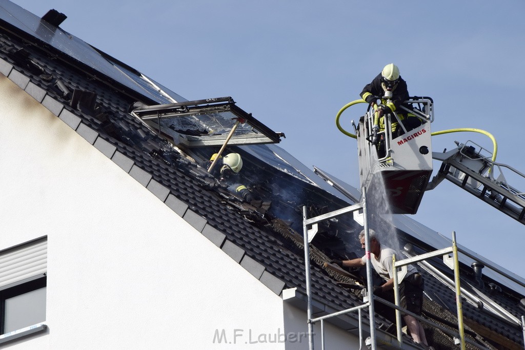 Feuer 2 Dachstuhl Koeln Dellbrueck Von der Leyen Str P024.JPG - Miklos Laubert